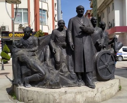 Atatürk Anıtı Geçici Yerine Taşındı