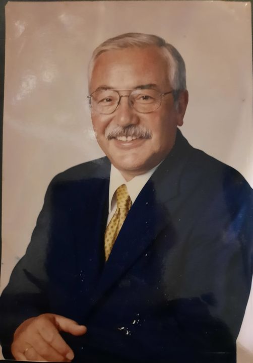 Opr. Dr. Ergun Özdemir vefat etmiştir.