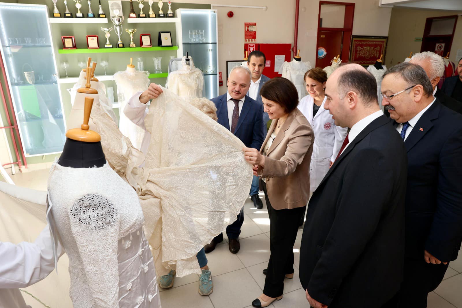 Vali Serdengeçti ve Eşi Hanımefendi, Geleneksel Gelinlikleri İnceledi