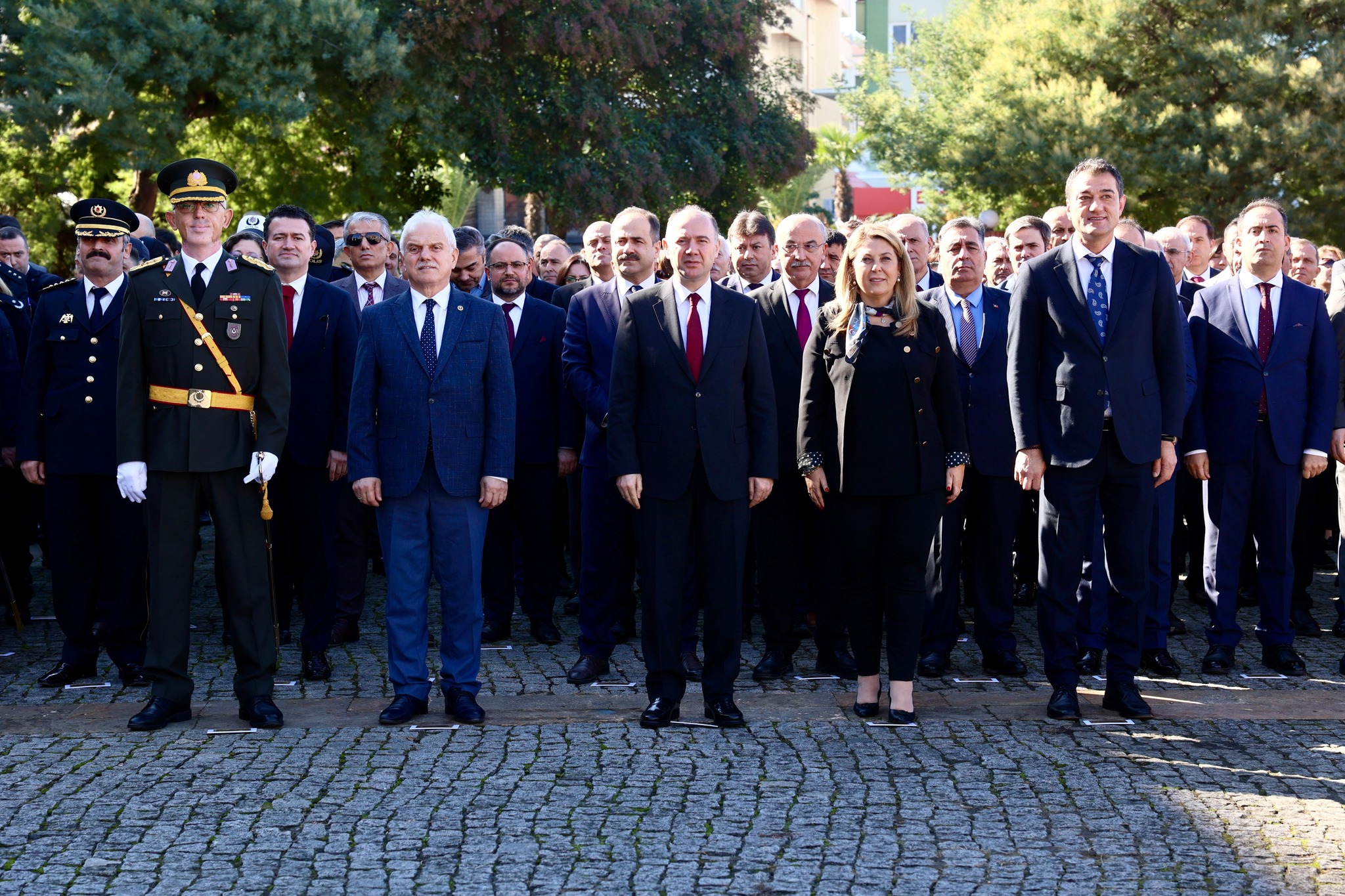 Cumhuriyet Bayramı Kutlamaları, Çelenk Sunma Töreniyle Başladı