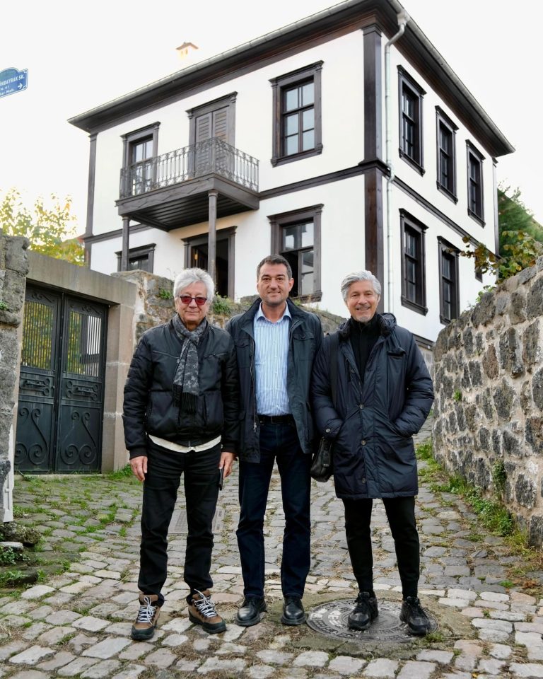 SÜHEYL VE BEHZAT UYGUR KARDEŞLER’İN OYNADIĞI “SÜT KARDEŞLER”