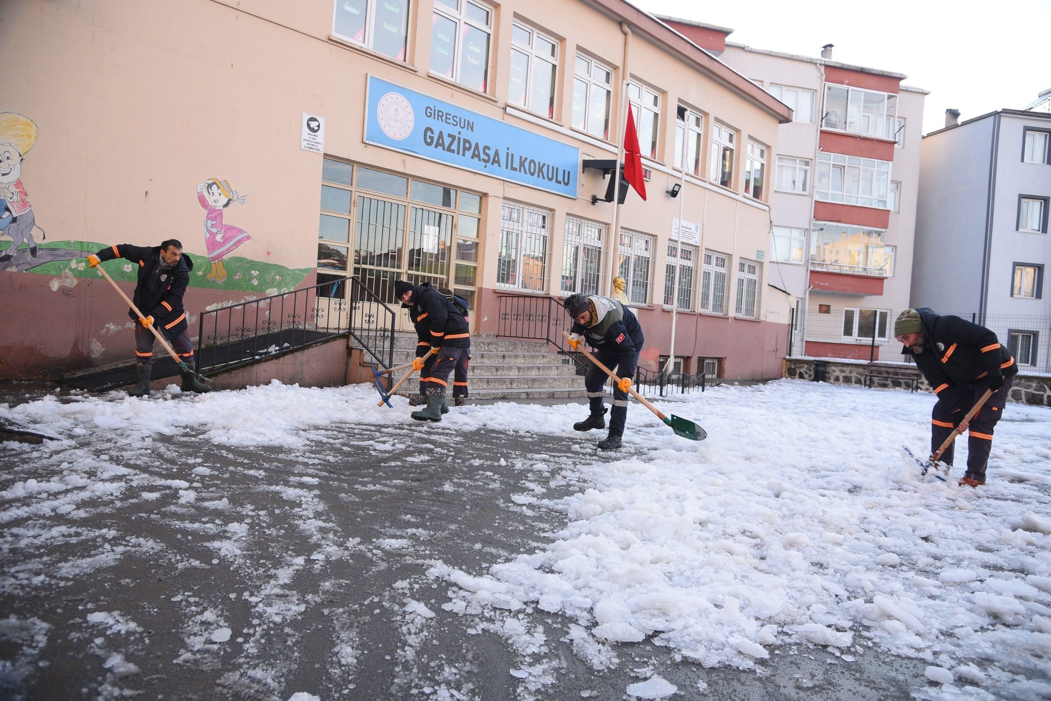 GİRESUN BELEDİYESİ OKUL ÇEVRELERİNDE KAR TEMİZLEME ÇALIŞMASI YAPTI
