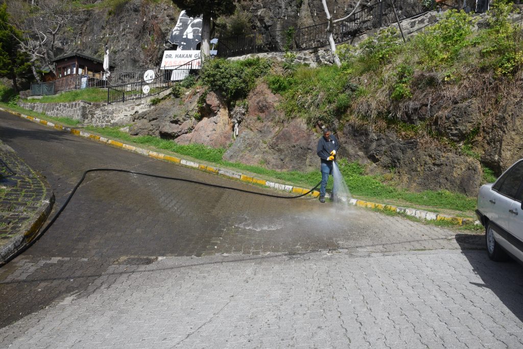 KALENİN GİRİŞ VE ÇIKIŞ YOLLARI YIKANDI