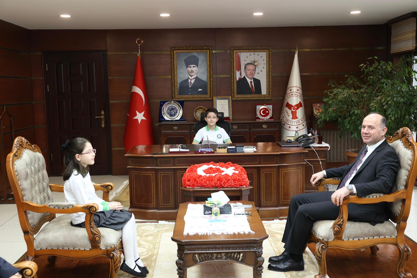 Vali Serdengeçti, 23 Nisan’da Minik Misafirlerini Makamında Ağırladı