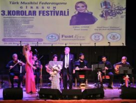 HALK ŞARKI VE TÜRKÜLERLE COŞTU