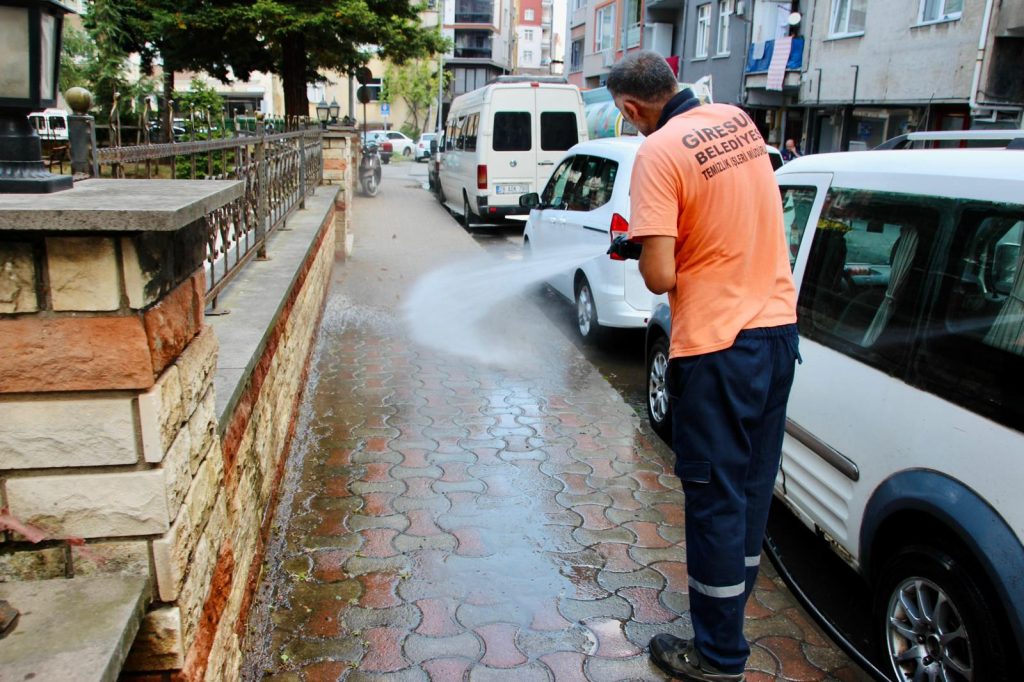 CADDE VE SOKAKLAR YIKANIYOR ŞEHİR TERTEMİZ OLUYOR
