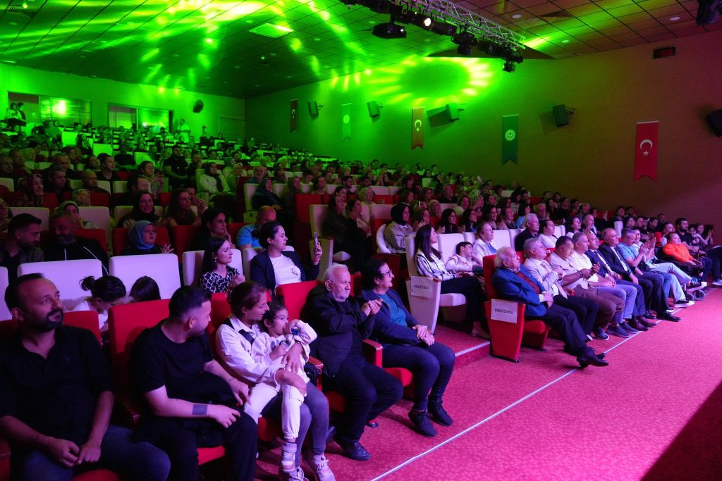 NEŞET ERTAŞ TÜRKÜLERLE ANILDI