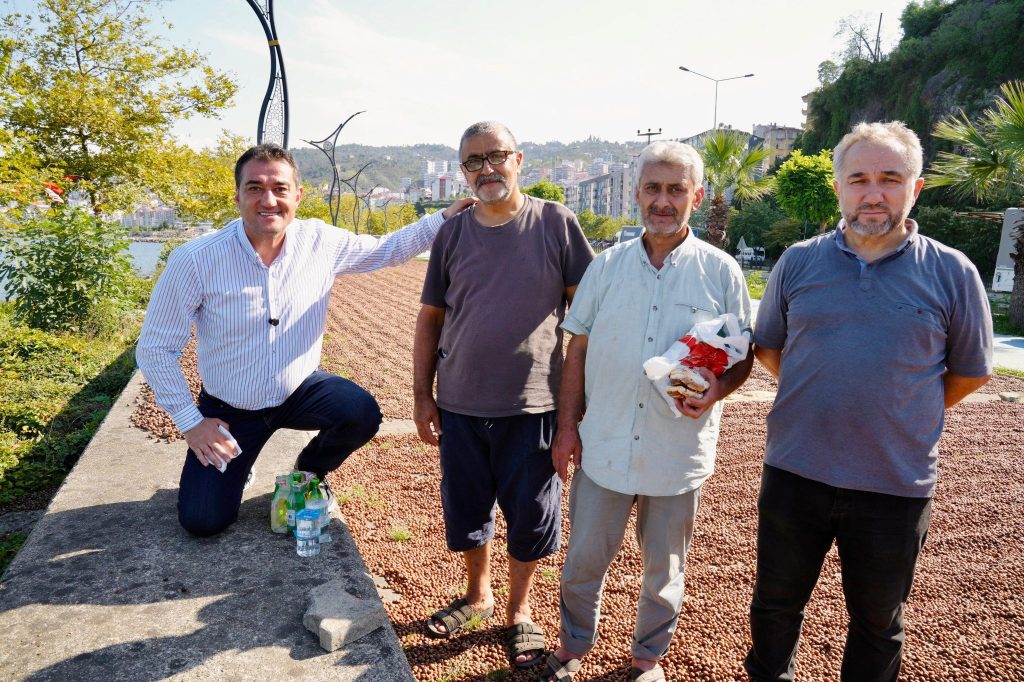 BAŞKAN KÖSE SAHİLDE FINDIĞINI KURUTAN ÜRETİCİLERİ ZİYARET ETTİ
