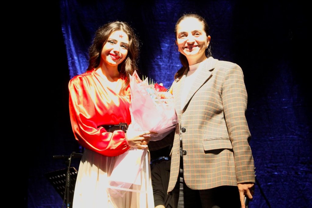 CEREN ECE ÖKSÜZ CUMHURİYET’İN 102. YILINDA GİRESUN’U COŞTURDU