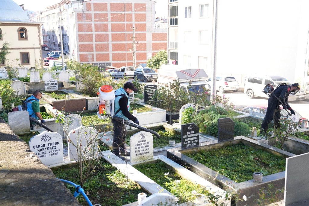 GİRESUN BELEDİYESİ MEZARLIKLARDA TEMİZLİK ÇALIŞMALARINA DEVAM EDİYOR