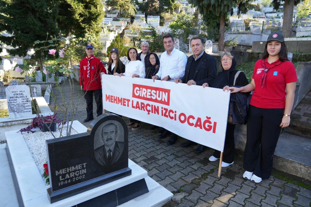 MERHUM BELEDİYE BAŞKANI MEHMET LARÇIN MEZARI BAŞINDA ANILDI