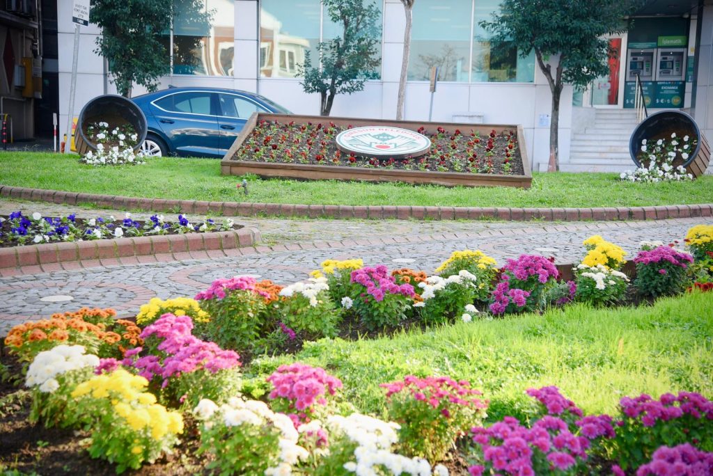 YEŞİL ALANLARDA TEMİZLİK VE GÜZELLEŞTİRME ÇALIŞMALARI SÜRÜYOR