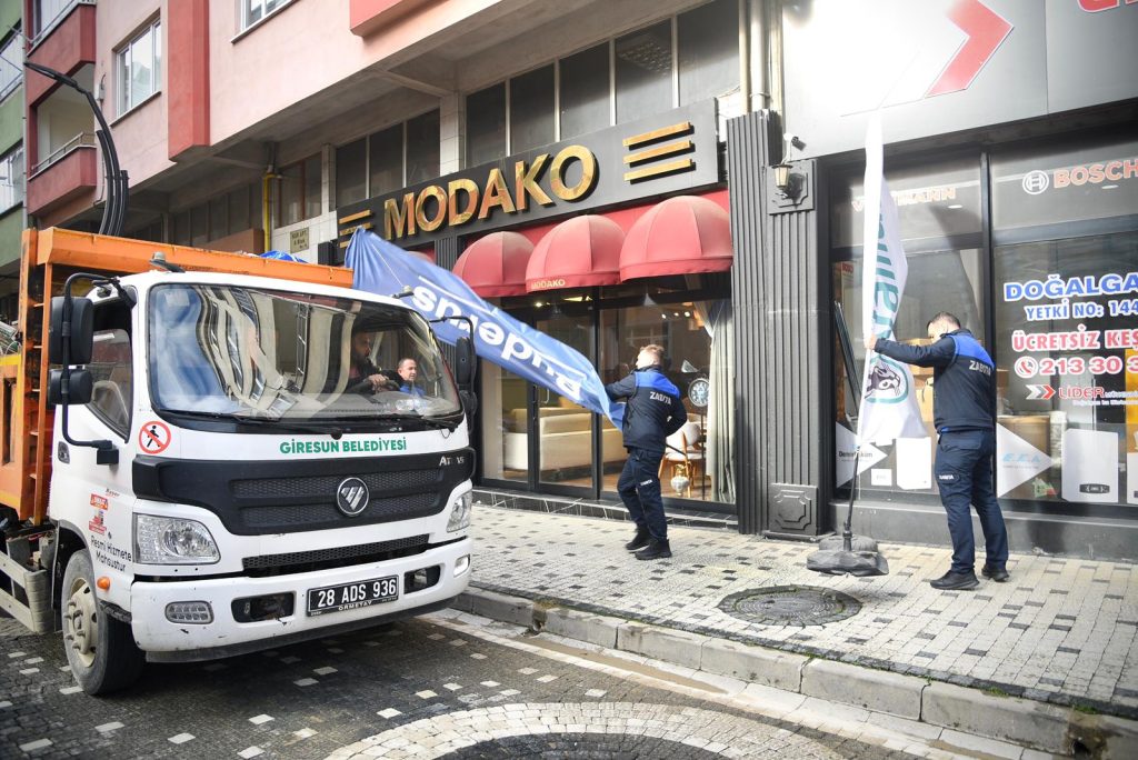 KALDIRIM İŞGALİNE ÖDÜN VERİLMİYOR