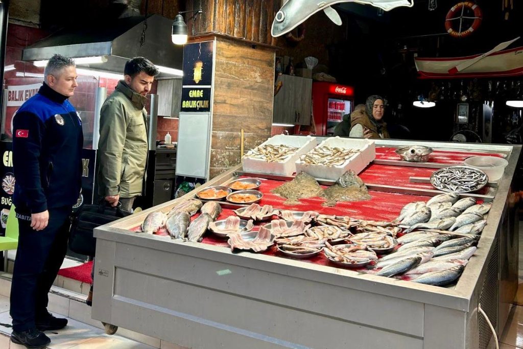 ZABITA EKİPLERİNDEN BALIK PAZARINDA SIKI DENETİM