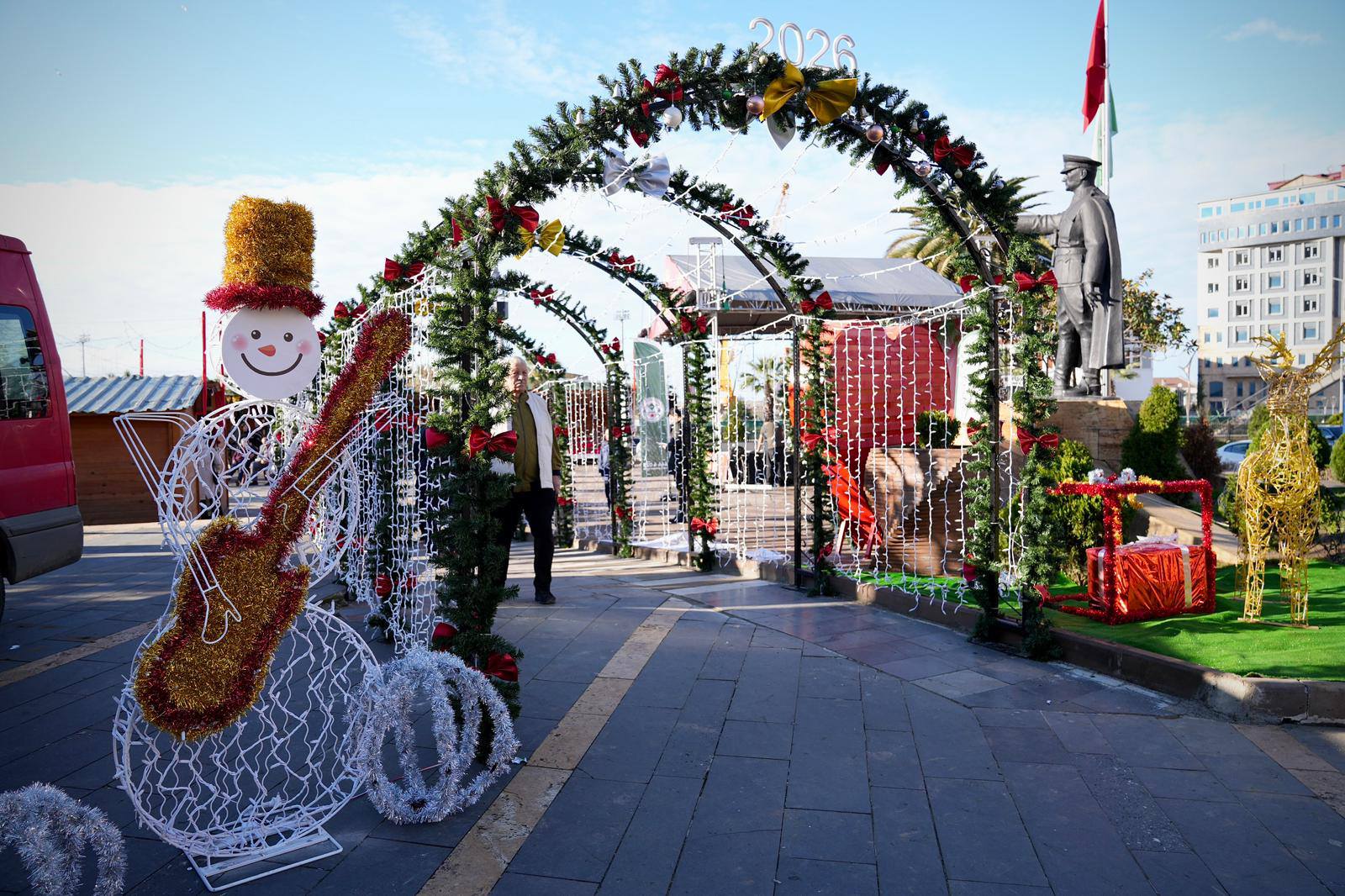 YENİ YIL ÇARŞISI COŞKUYLA AÇILDI ATATÜRK MEYDANI YENİ YILA HAZIR