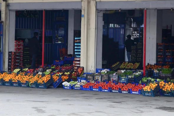 BELEDİYE YAŞ SEBZE VE MEYVE HALİ YOĞUN ÇALIŞIYOR
