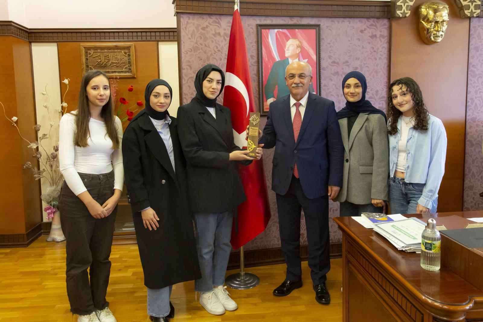 Rektör Can, Altın Pusula Ödülünü Kazanan Öğrencileri Ağırladı