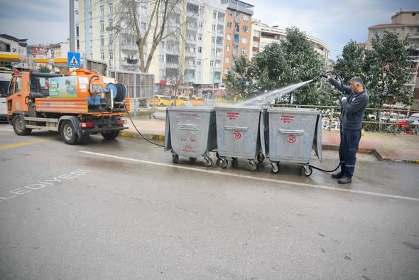 BELEDİYE KONTEYNERLERİ YIKAYARAK HİJYEN ÇALIŞMALARINI SÜRDÜRÜYOR