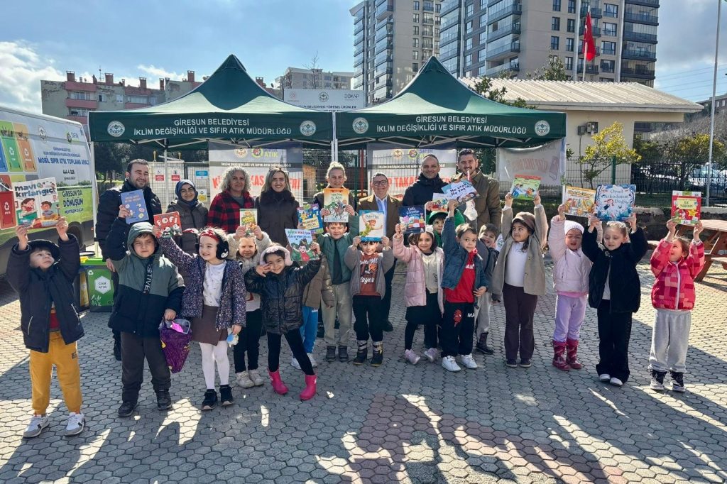 DÜZENLEDİĞİ “KİTAP TAKAS GÜNLERİ” MAHALLE MAHALLE GEZİYOR
