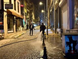 BELEDİYEDEN GECE SAATLERİNDE YIKAMA ÇALIŞMASI