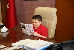 23 Nisan’da Rektörlük Makamı Minik Öğrenciye Emanet Edildi