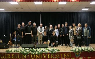“Siyah Beyaz Bir Gecede Rengarenk Hisler: Yasemin Sakallıoğlu Orkestrası’ndan Unutulmaz Konser”