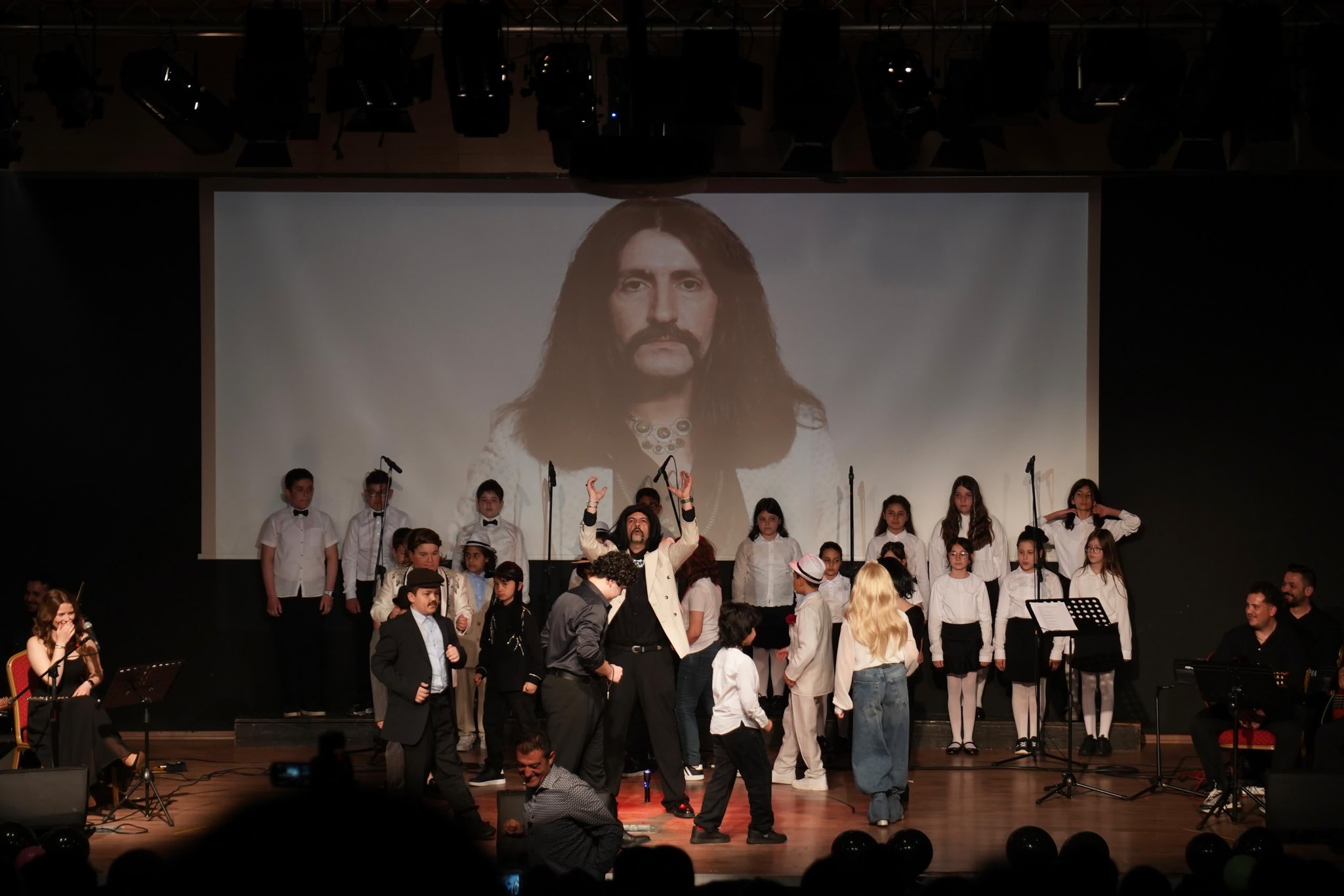 ÇOCUK AKADEMİLERİNİN YIL SONU GÖSTERİLERİ BÜYÜLEDİ