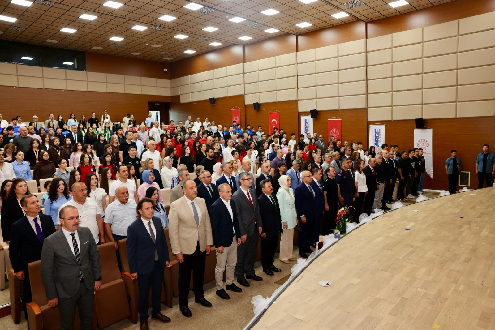 Eğitimde Başarı Gösteren Öğrenci ve Öğretmenler Ödüllendirildi