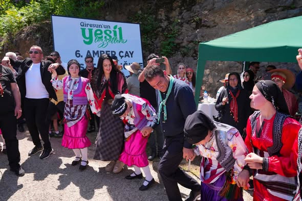 BAŞKAN KÖSE ÇAY HASAT ŞENLİĞİ’NE KATILDI