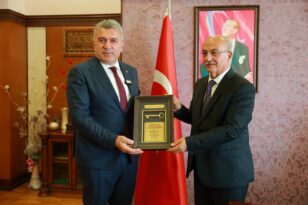 BAŞKAN SIBIÇ, YENİ ÜNİVERSİTE BİNASININ ANAHTARINI REKTÖR CAN’A TESLİM ETTİ