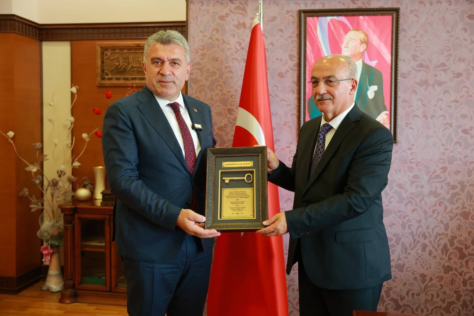 BAŞKAN SIBIÇ, YENİ ÜNİVERSİTE BİNASININ ANAHTARINI REKTÖR CAN’A TESLİM ETTİ