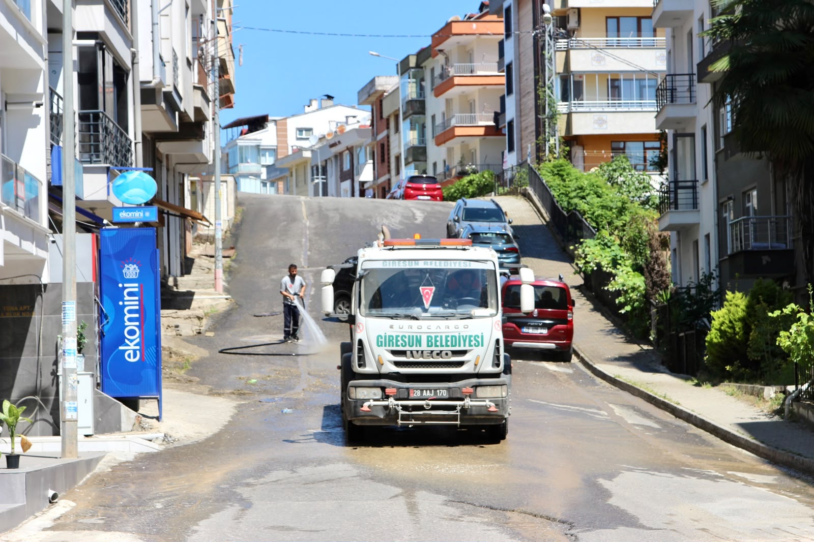 CADDE VE SOKAK YIKAMA ÇALIŞMALARI YOĞUNLAŞTIi.