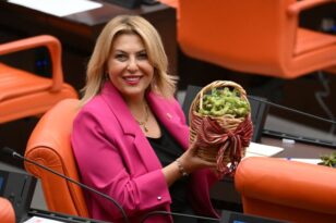 KARA LASTİK VE FINDIK SEPETİYLE KARADENİZLİ ÜRETİCİNİN SESİ OLDU