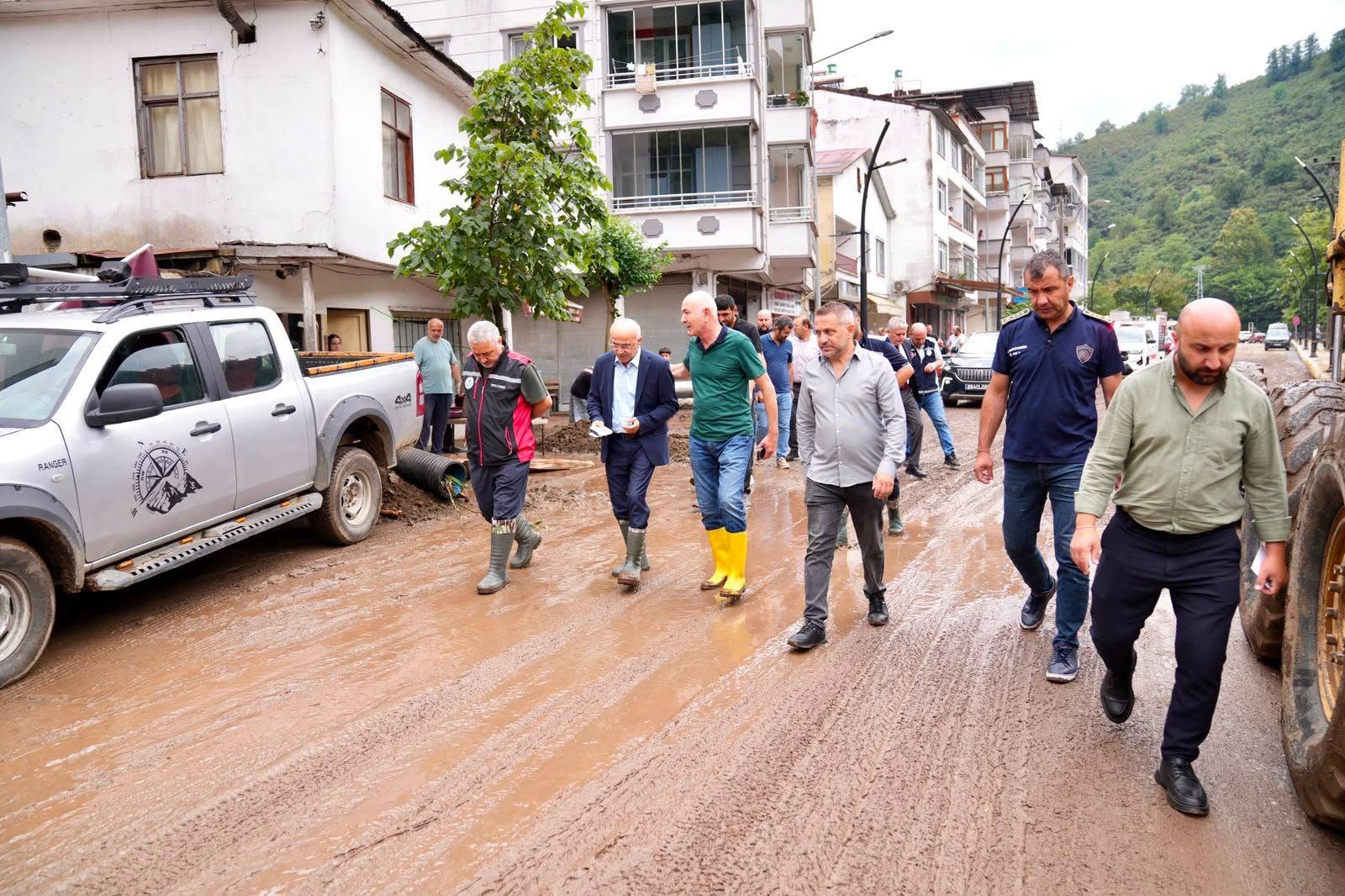 GİRESUN BELEDİYESİ’NDEN SEL FELAKETİNDEN ZARAR GÖREN İLÇELERE TAM DESTEK