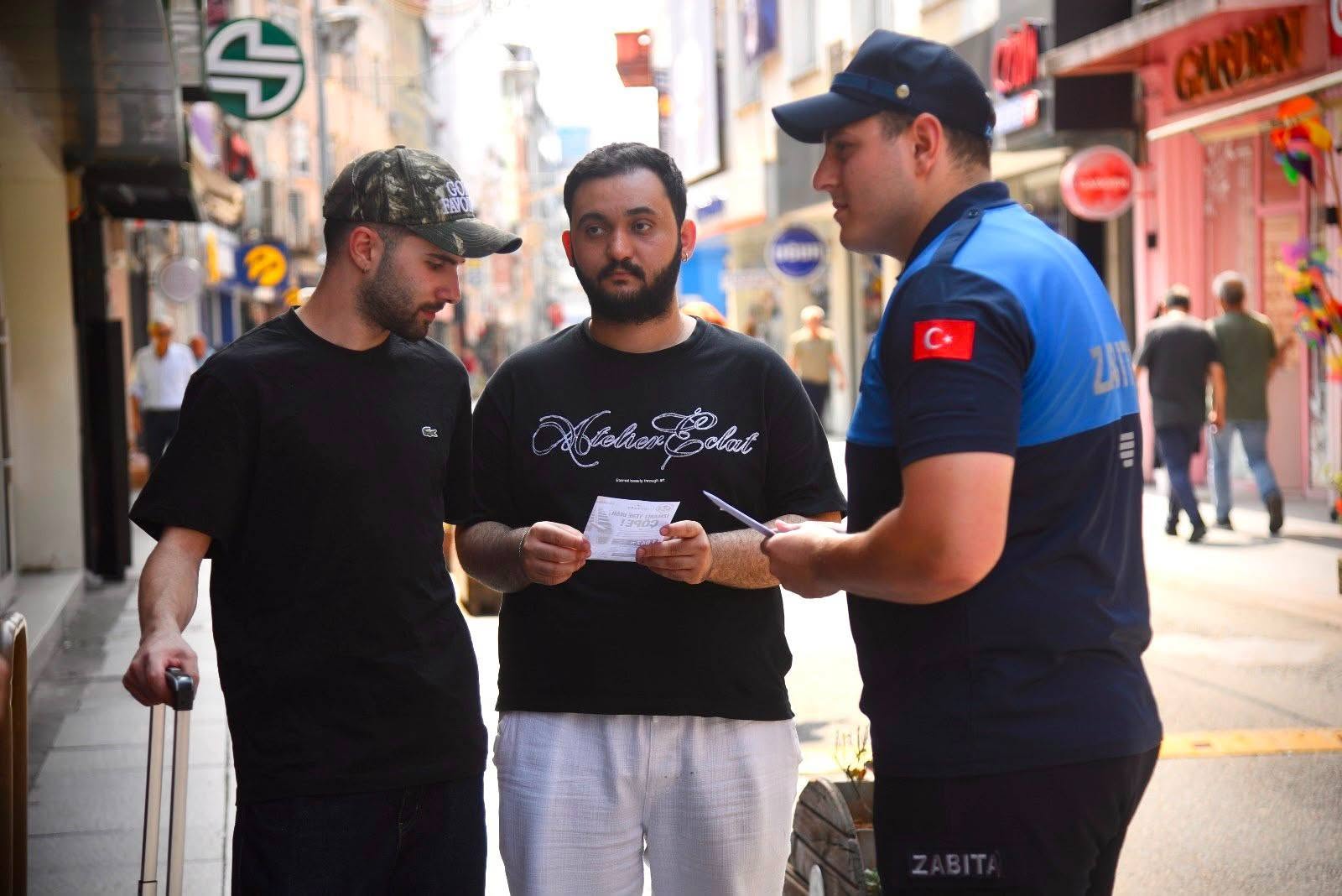 GİRESUN BELEDİYESİ’NDEN İZMARİT UYARISI; YERE ATANLARA 1.042 TL CEZA