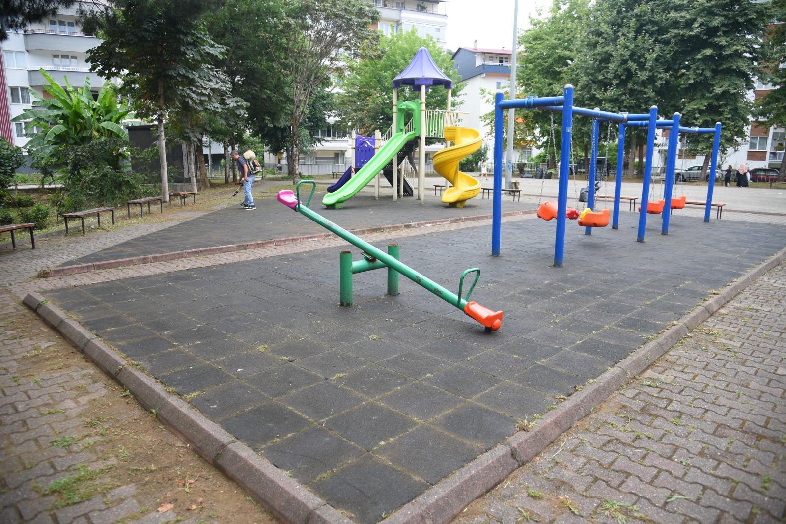 GİRESUN BELEDİYESİ’NDEN PARK VE BAHÇELERDE BAKIM SEFERBERLİĞİ