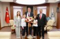 MİNİK ÖĞRENCİLERDEN BAŞKAN KÖSE’YE İLKÖĞRETİM HAFTASI ZİYARETİ