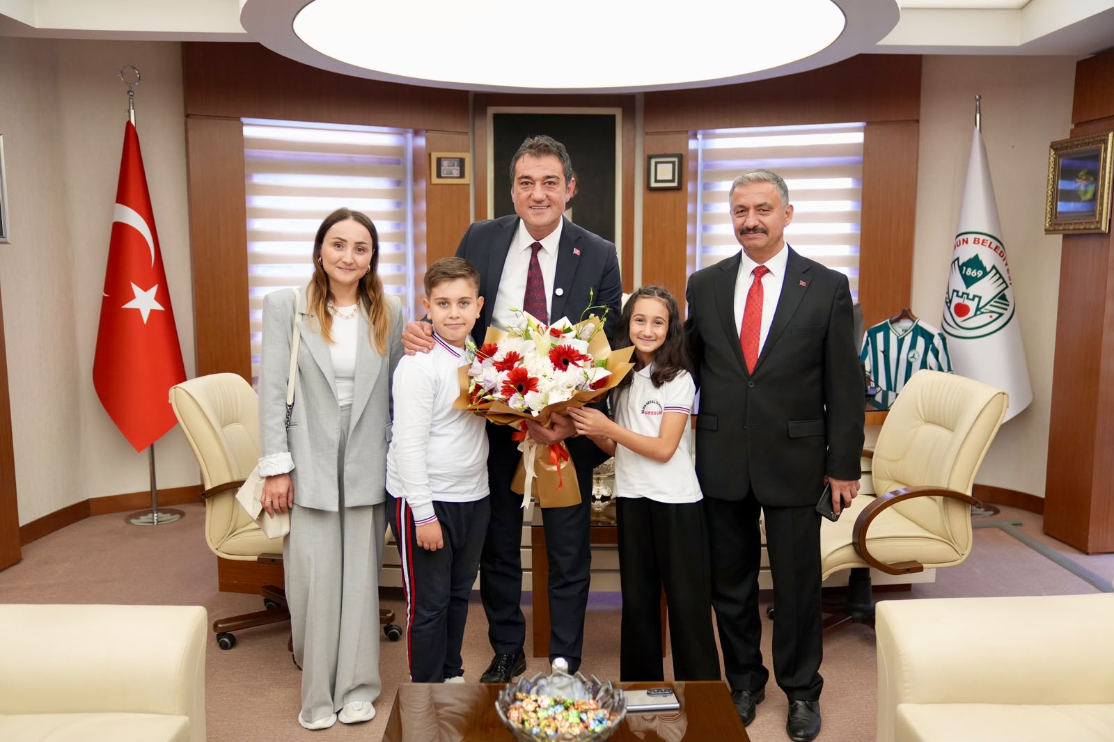 MİNİK ÖĞRENCİLERDEN BAŞKAN KÖSE’YE İLKÖĞRETİM HAFTASI ZİYARETİ