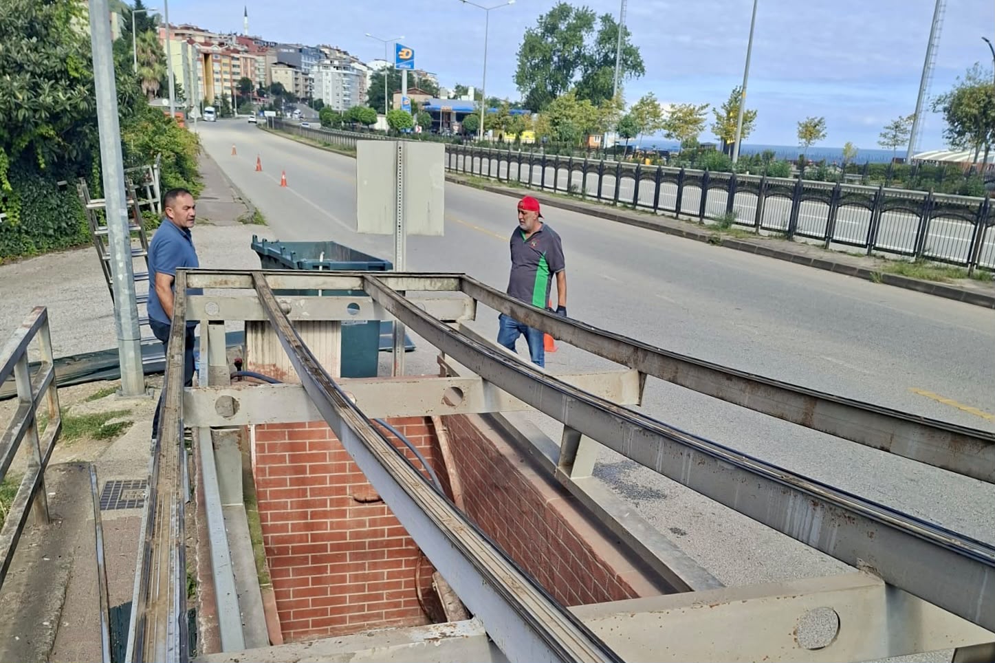 PLAJLAR BÖLGESİ’NDEKİ ALT GEÇİTLERİN ÜST KAPLAMALARI YENİLENİYOR