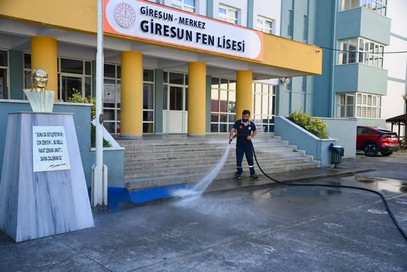 GİRESUN BELEDİYESİ OKUL BAHÇELERİNİ YIKIYOR