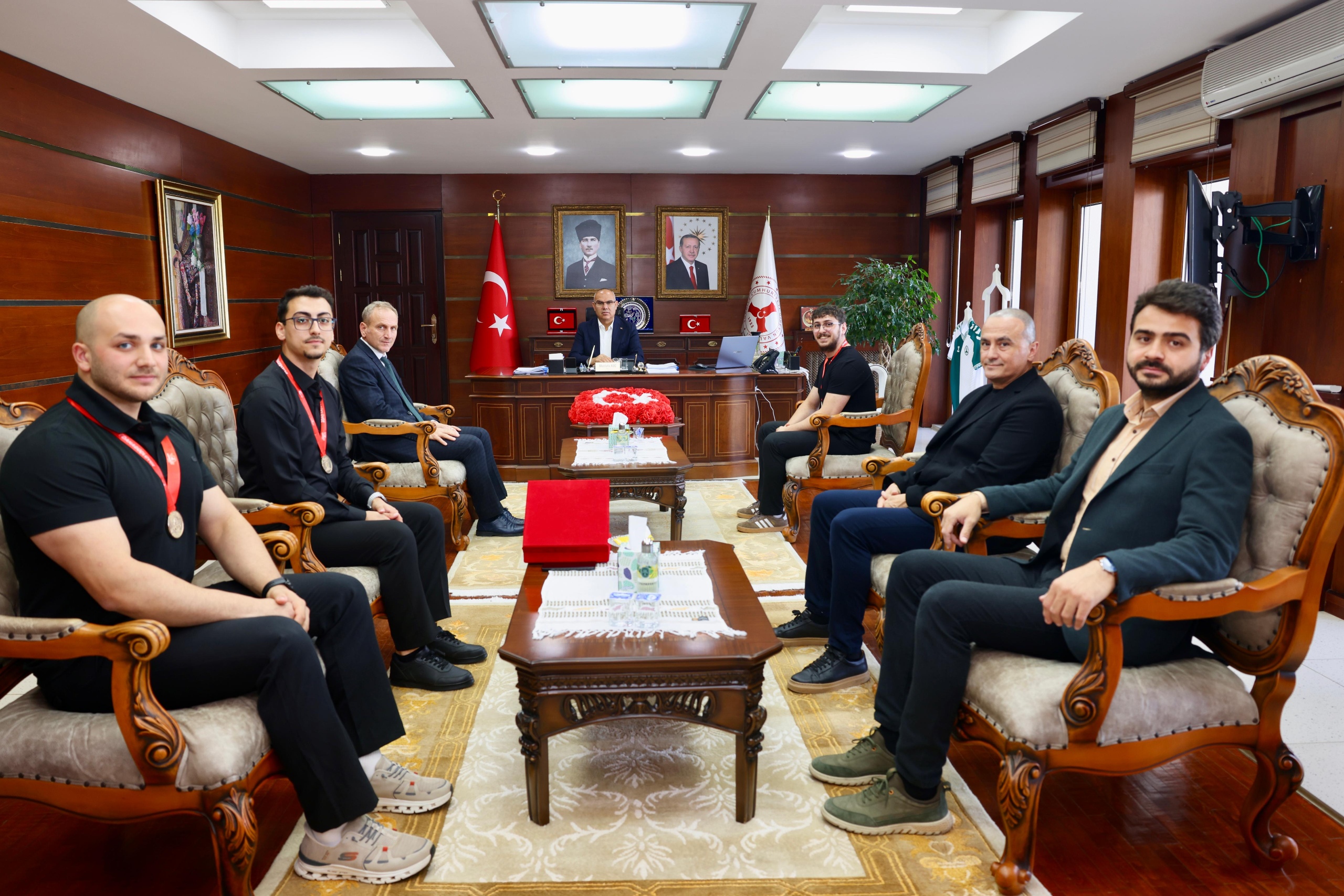 Vali Mustafa Koç, Teknofest 2026 Türkiye Şampiyonu OG Mühendisleri Takımını Kabul Etti