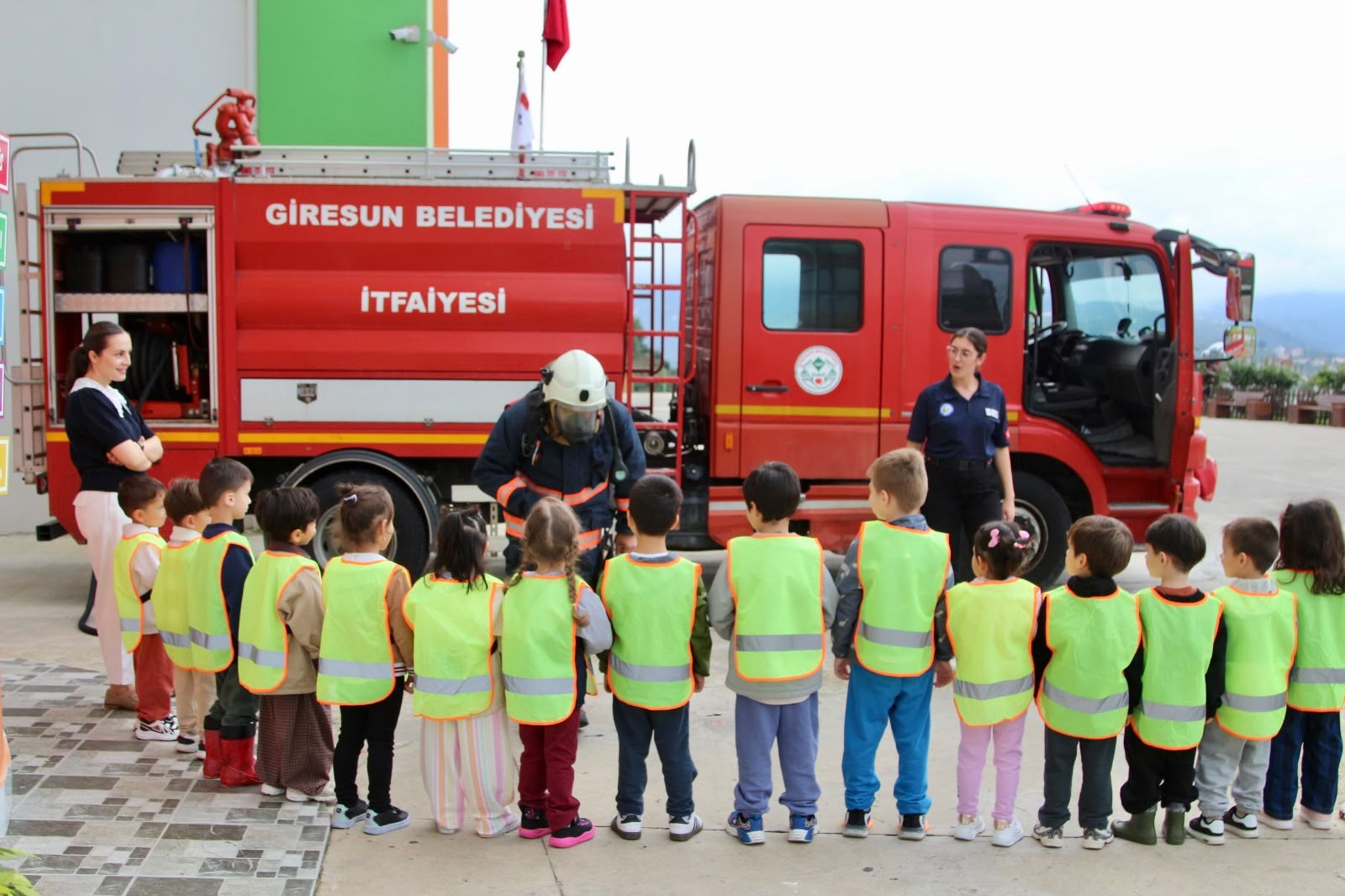 GİRESUN BELEDİYESİ İTFAİYESİNDEN MİNİK ÖĞRENCİLERE YANGIN EĞİTİMİ