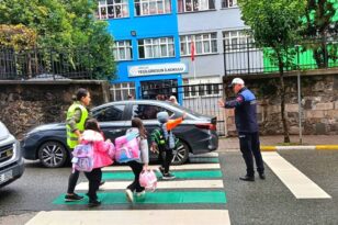 GİRESUN BELEDİYESİ ZABITA EKİPLERİNDEN ÖĞRENCİLERİN GÜVENLİ ULAŞIMINA DESTEK