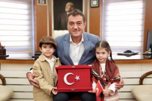 MİNİKLERDEN BAŞKAN KÖSE’YE CUMHURİYET ZİYARETİ