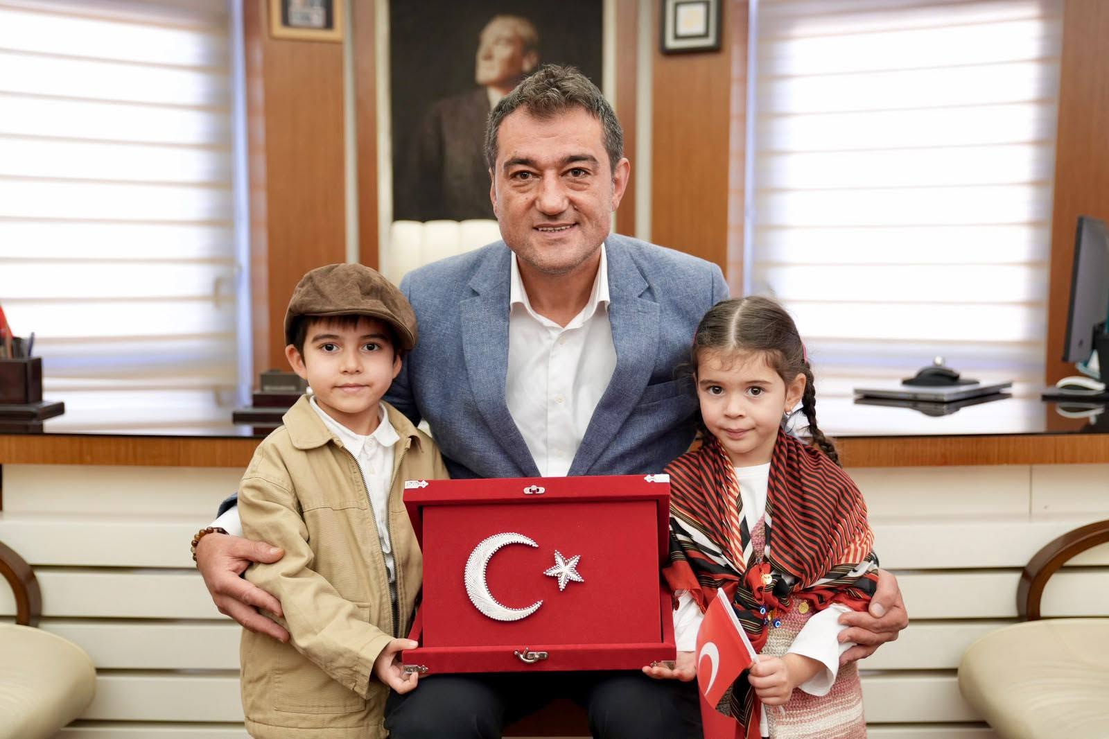 MİNİKLERDEN BAŞKAN KÖSE’YE CUMHURİYET ZİYARETİ